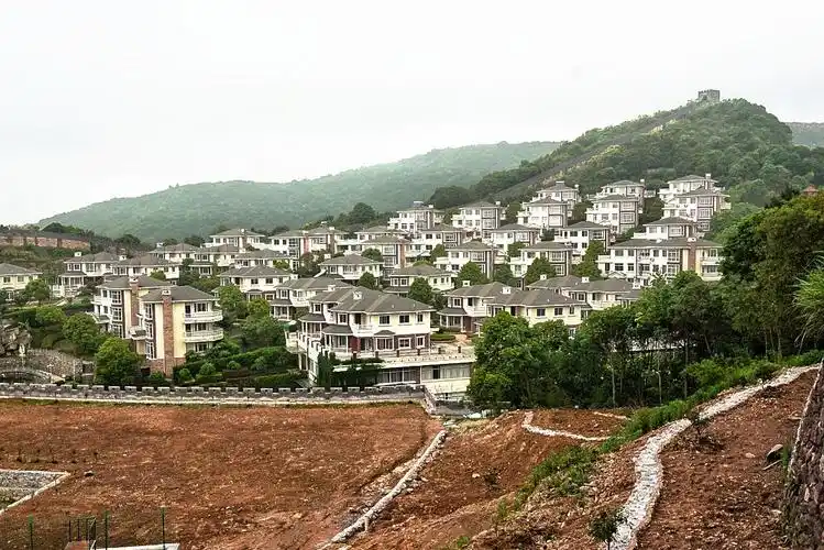 5.7日:海上长城位于宁波市奉化黄贤村,景区三面环山,一面临海.