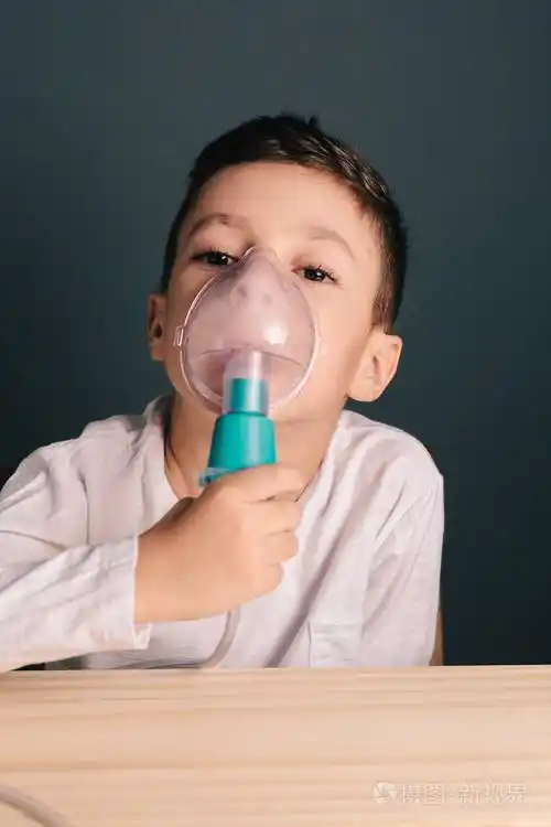 烟雾从氧气面罩雾化器的视图