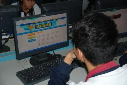 学生参加网络答题