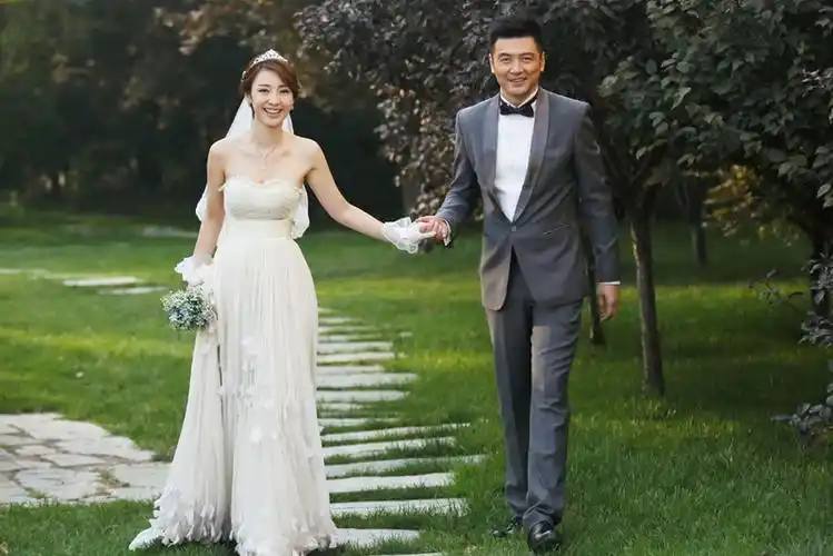 柳岩和剧中老公李葵的扮演者王策亲密合影