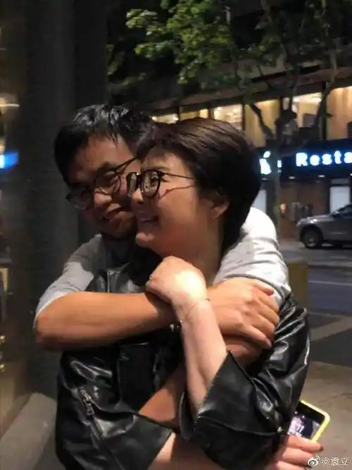 袁立和老公地铁上激情拥吻全然不顾吃瓜群众网友小心被举报