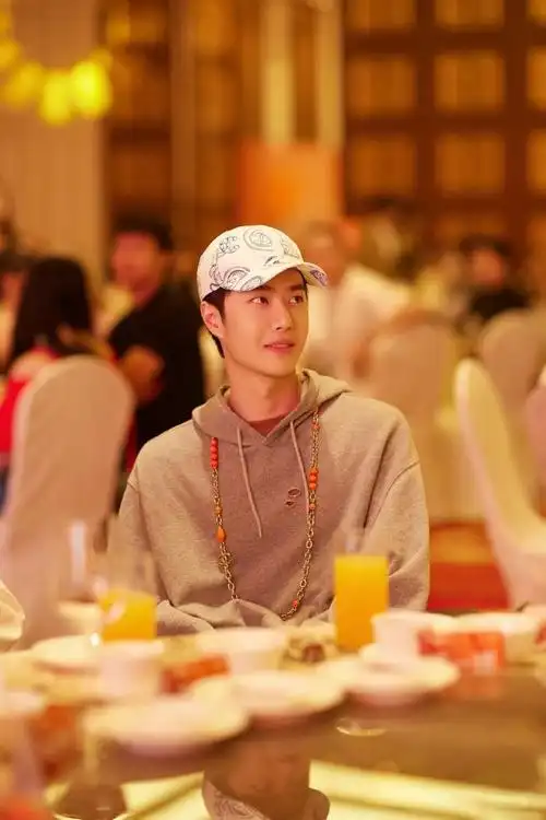 王一博乐华年会花絮照##王一博蓝色涂鸦棒球帽