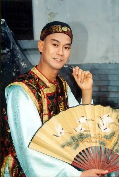 貌似是当年秋官(郑少秋)与无线花旦女友森森分手,女方托肥肥(沈殿霞)