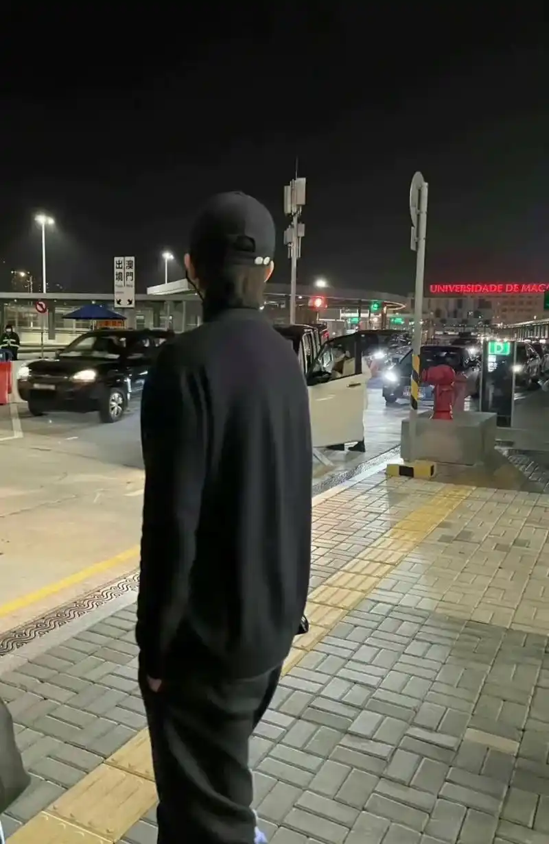 他的背影总是给人一种安全感 .#蔡徐坤