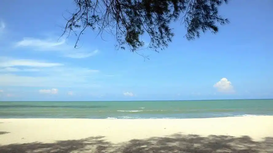 关丹多落尖不拉海边