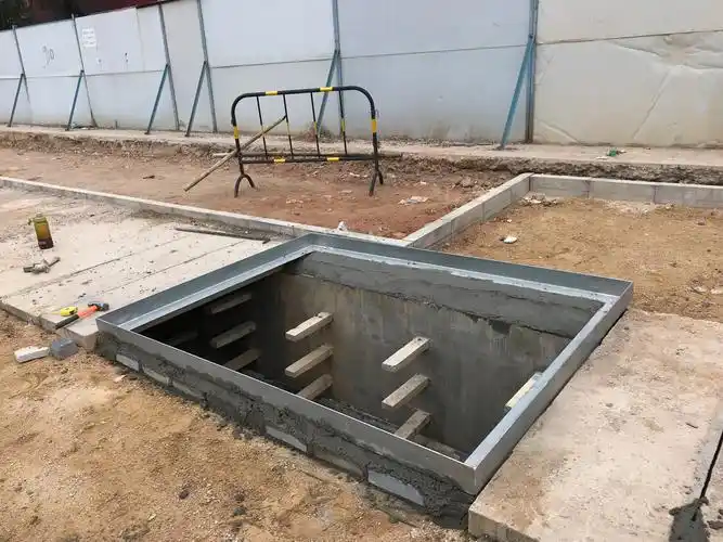 4,电缆沟检查井盖板底座已安装完成,应及时安装盖板.