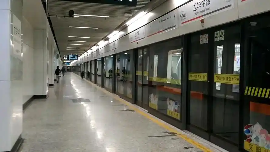 上海地铁7号线邦迪龙华中路出站