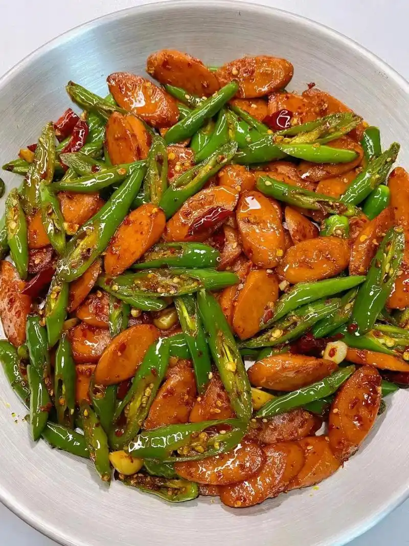 辣椒炒火腿又快又简单还很好吃 食做法: 1,锅中适量油,油热下入火热