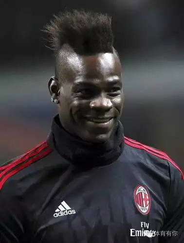 围观足坛球员发型,白色最潮广受青睐