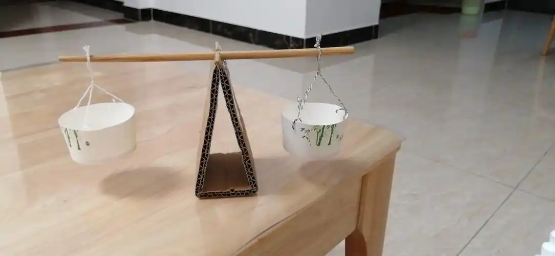 一7班科学课—用自制的天平称量物品