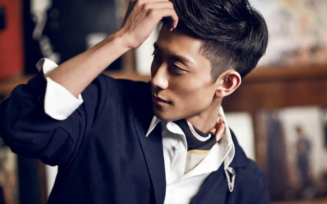 张一山帅气西装高清桌面壁纸