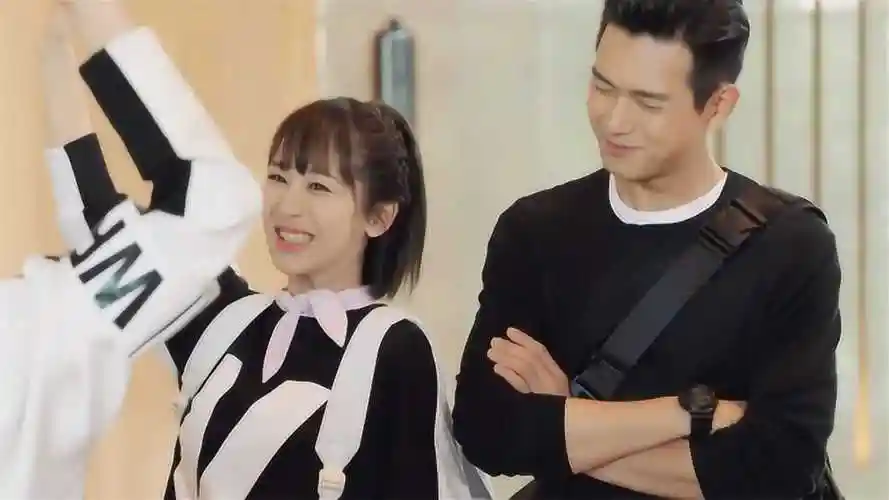 亲爱的热爱的:杨紫穿上制服,为kk战队加油,李现露出宠溺表情