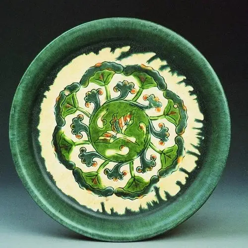 唐三彩刻花三足盘