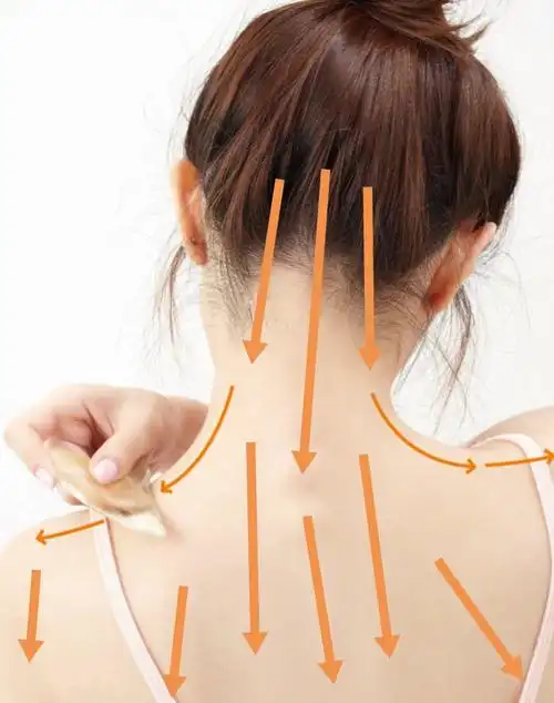 颈肩不适刮痧保健