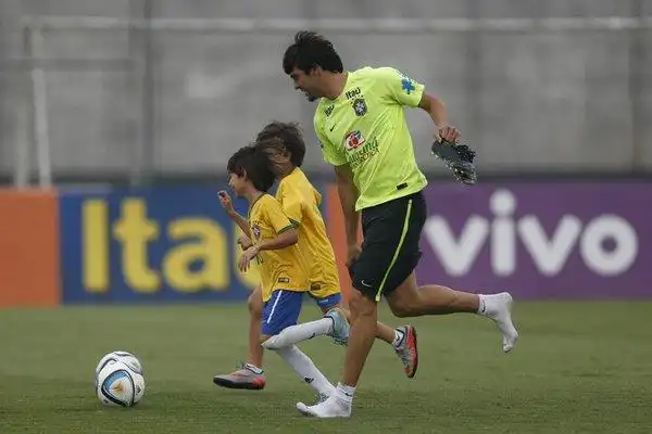 其乐融融,卡卡与儿子一起训练