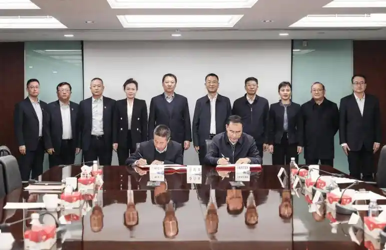 兰州银行党委副书记,行长蒲五斤主持仪式,并与水投集团党委副书记,总