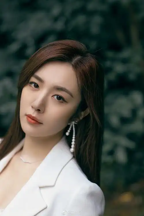 85花库存最多女演员放出性感照风格大变好惊艳网友又纯又欲