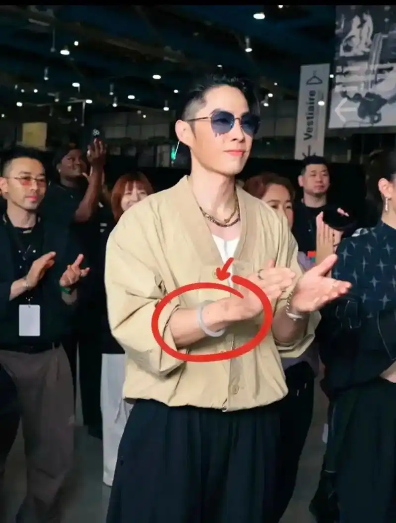 吴建豪是我见过的第一个戴玉镯图标的男明星.