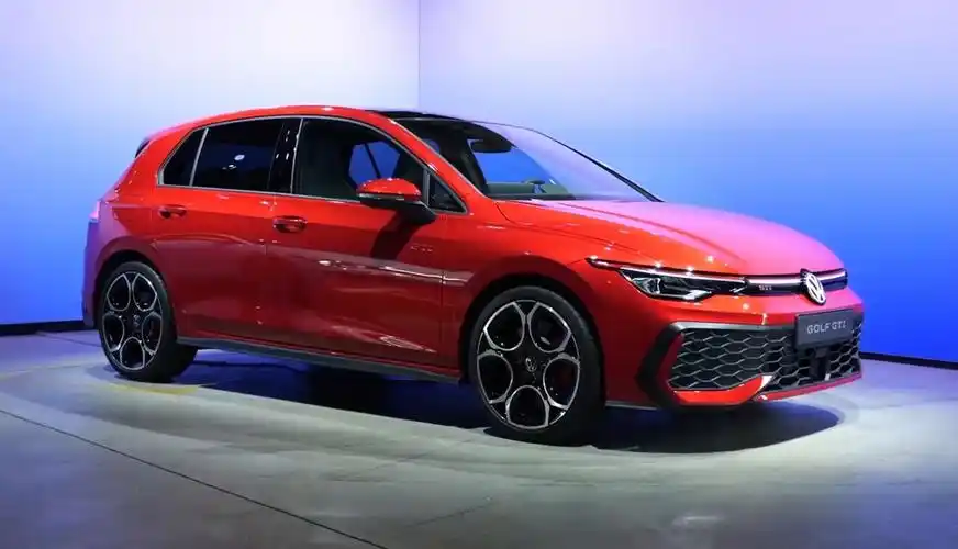 外媒静态实拍2024款大众高尔夫及高尔夫gti 新车外观,内饰以及配置