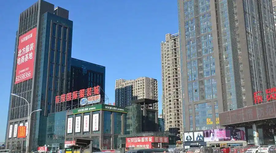 首届中国北方服装冬季订货会明日开幕!汪峰 张靓颖在东贸等您!