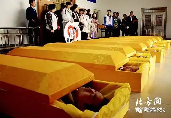 数十人来到塘沽一殡仪馆躺进了棺材 这是在干嘛?