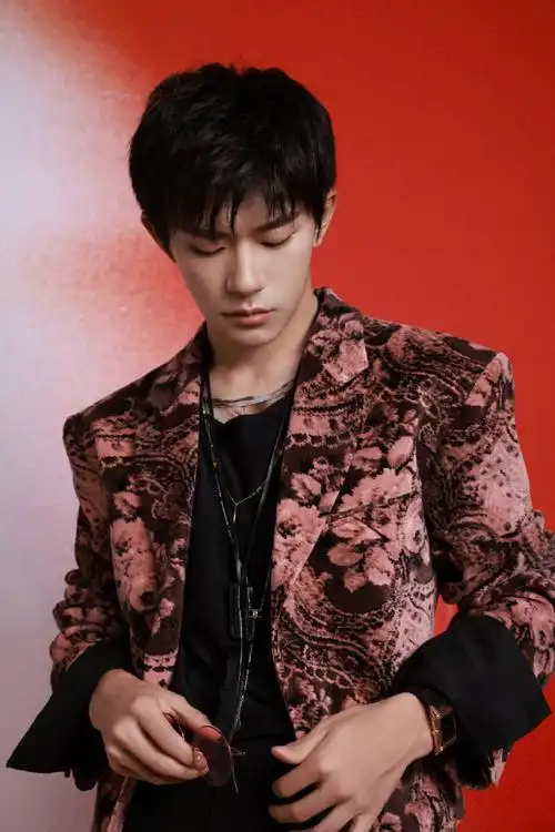 易烊千玺|昨晚压轴,两套造型图图集,痞帅痞帅的!