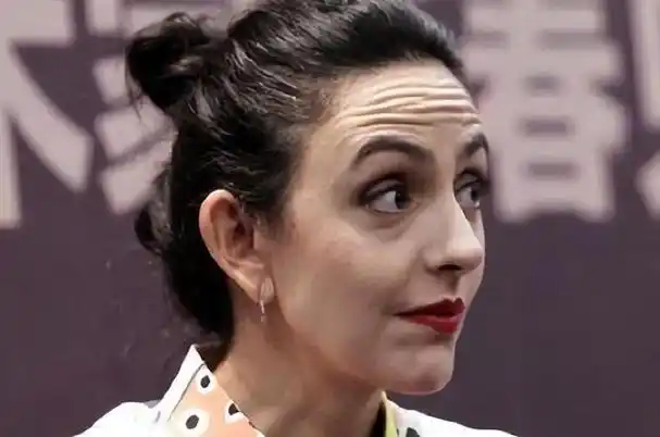 刘烨儿子近照曝光:混血儿颜值高却透心酸,网友:周华健显年轻