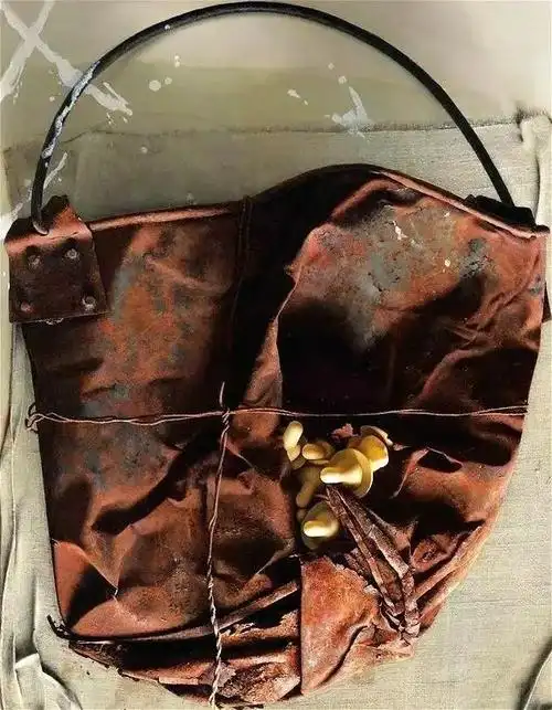 冷军画了只烂铁桶,卖了437万,放大11倍:这根本不是画!_作品