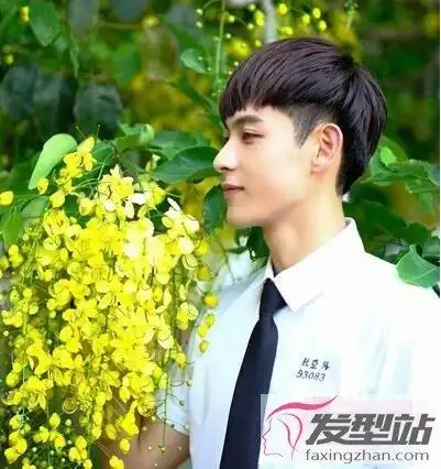 男学生发型短发铲两边清爽利落成为校园男神