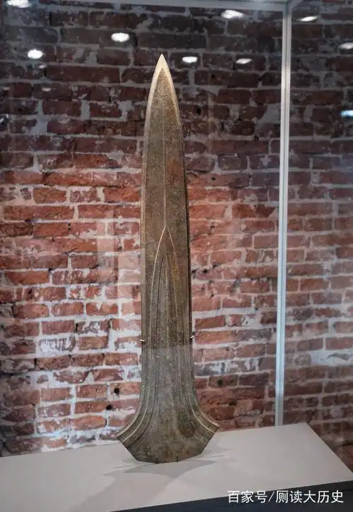 英国农民被东西绊倒,捡起一看是把弯曲剑,转手卖了64万美元