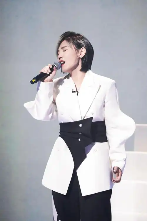 专访| 李佳薇:卖房子很开心,但我更爱唱歌