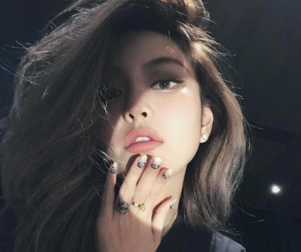 不可能复合的周扬青洗掉无名指上与罗志祥的定情纹身