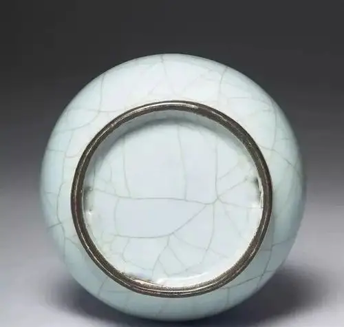 再者,从存世官窑瓷器来看,清代祭器和供器往往是不署款的,据有关专家