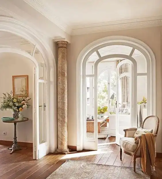 作者联系 编编最近发现了明星,超模在装修设计上的一个共同点——拱