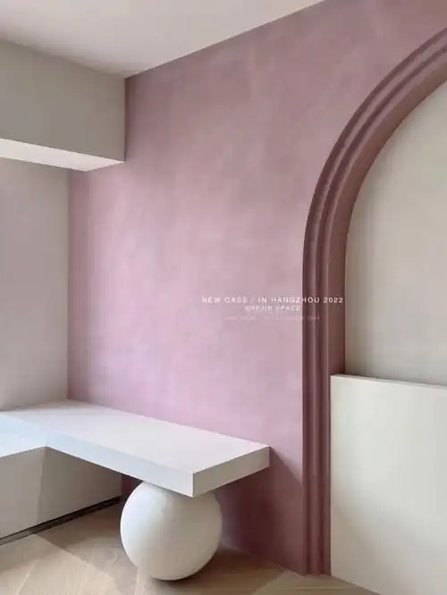 进到卧室完全被这面蔷薇野莓吸引住了