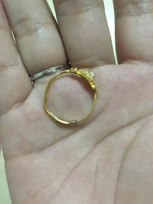 周大生的金戒指 两克多一点 就是锆石很漂亮 买来1463卖出去值多少钱