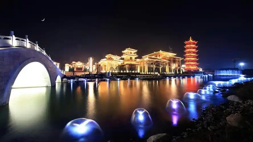 濮水小镇夜景为更好的利用丰富的文化旅游资源,濮阳市坚持"宜融则融