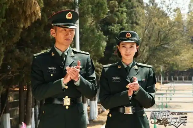 28岁走红,娶圈外妻子生一子,一家三口其乐融融|吴京|演员|徐佳|诗人