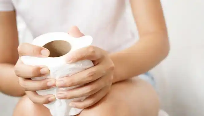 摄图网_308002275_屋抓住一名妇女腹部泻胃痛和问题手握组织纸卷在