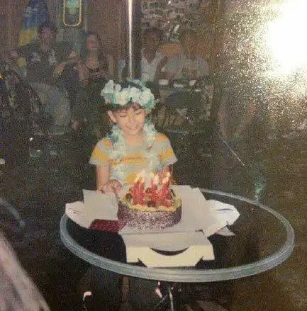 昆凌二胎怀子获祝福 童年旧照曝光从小就是美人胚子(2)