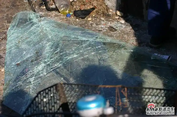翻车现场残留的车玻璃