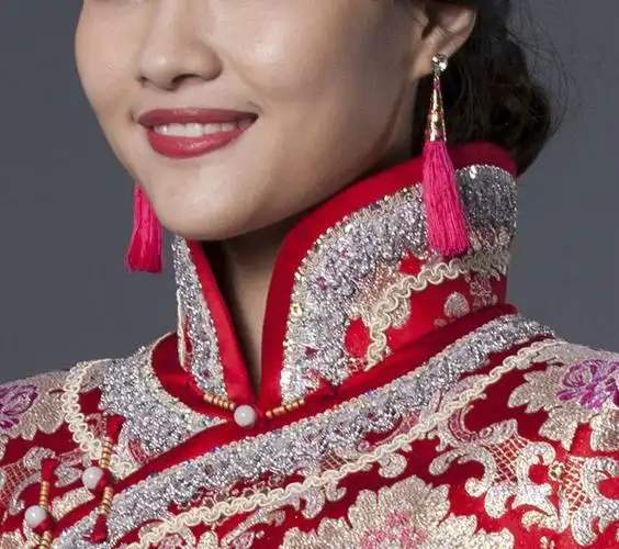 首页 婚纱礼服 千丝绣 千丝绣:团花锦簇 高领收腰云锦秀禾服 新会员