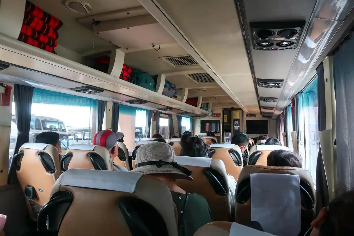 长途车上(旅行游记系列)