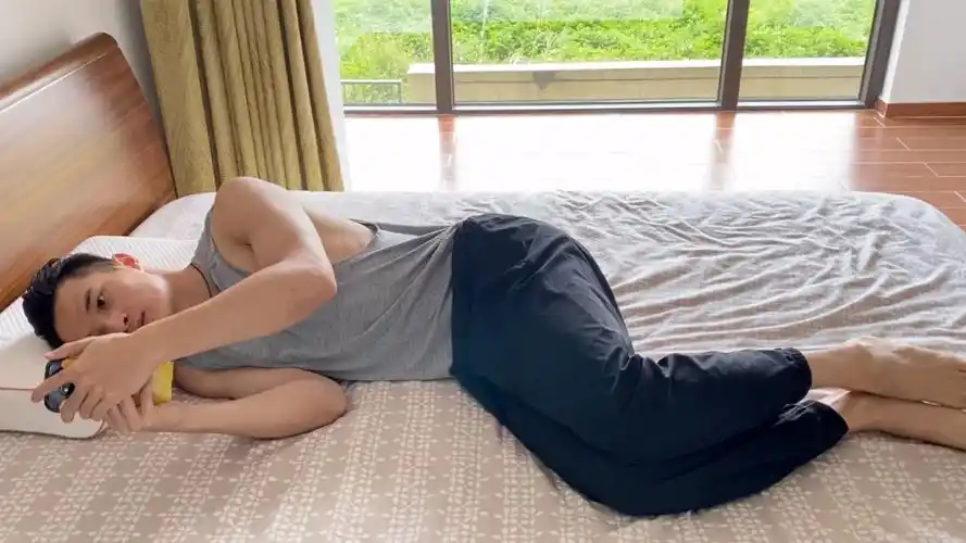 玩手机也可以纠正不良体态,c型脊柱侧弯躺床睡觉姿势,每天坚持,提升