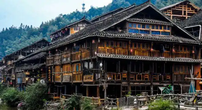 靠",苗语称"阶息",主要用于乘凉,刺绣和休息,是苗族建筑的一大特色