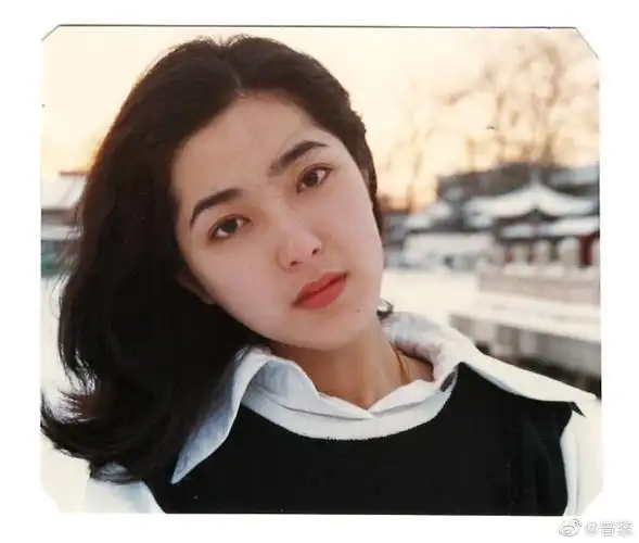 这种照片我小时候也拍过哈哈哈年代感很足了,曾黎少女时期真好看啊(没