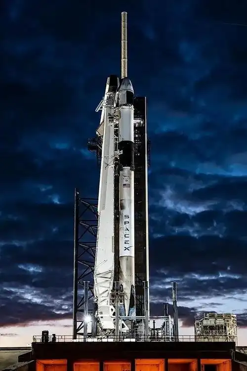 28分(美东标准时间11月9日08:28分),spacex"龙"飞船搭乘"猎鹰9号"火箭