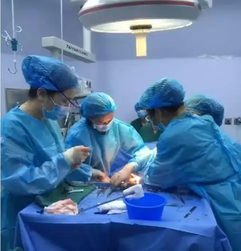 剖宫产生孩子,手术台上,医生为什么要跟产妇说话,还不让产妇说