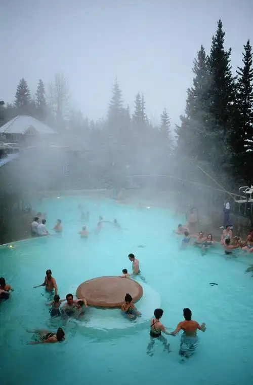 班夫上温泉自1884年被发现起,吸引着来世界各地的旅行者前来享受温泉