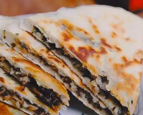 麦饼是浙江省特色传统名点之一,麦饼有甜有咸,甜